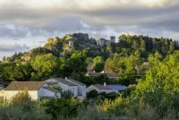 Le village &eacute;tape &copy; S Allizon