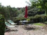 Cour privative avec salon de jardin et environnement. &copy; G&icirc;tes de France