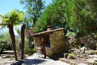 Terrasse AMAZON de la Villa L'occitane avec son barbecue typique en pierre © VILLA L'OCCITANE