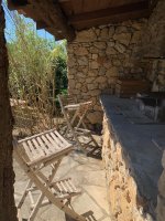 Barbecue typique en pierre pour de déclicieuses grillades à la Villa L'occitane. © VILLA L'OCCITANE