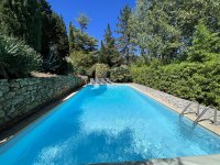 Une grande piscine privée au coeur des restanques de pierre de la Villa © VILLA L'OCCITANE