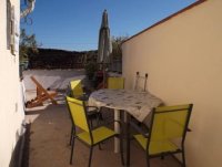 Espace repas sur la terrasse. (1er niveau) © Gîtes de France