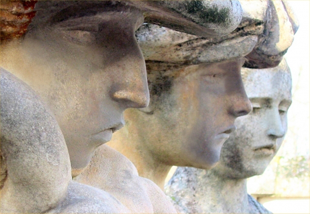 Le Monument aux Morts de Paul Dardé, à Lodève, constitue une synthèse de sculpture et d’architecture monumentale intégrée dans le paysage.