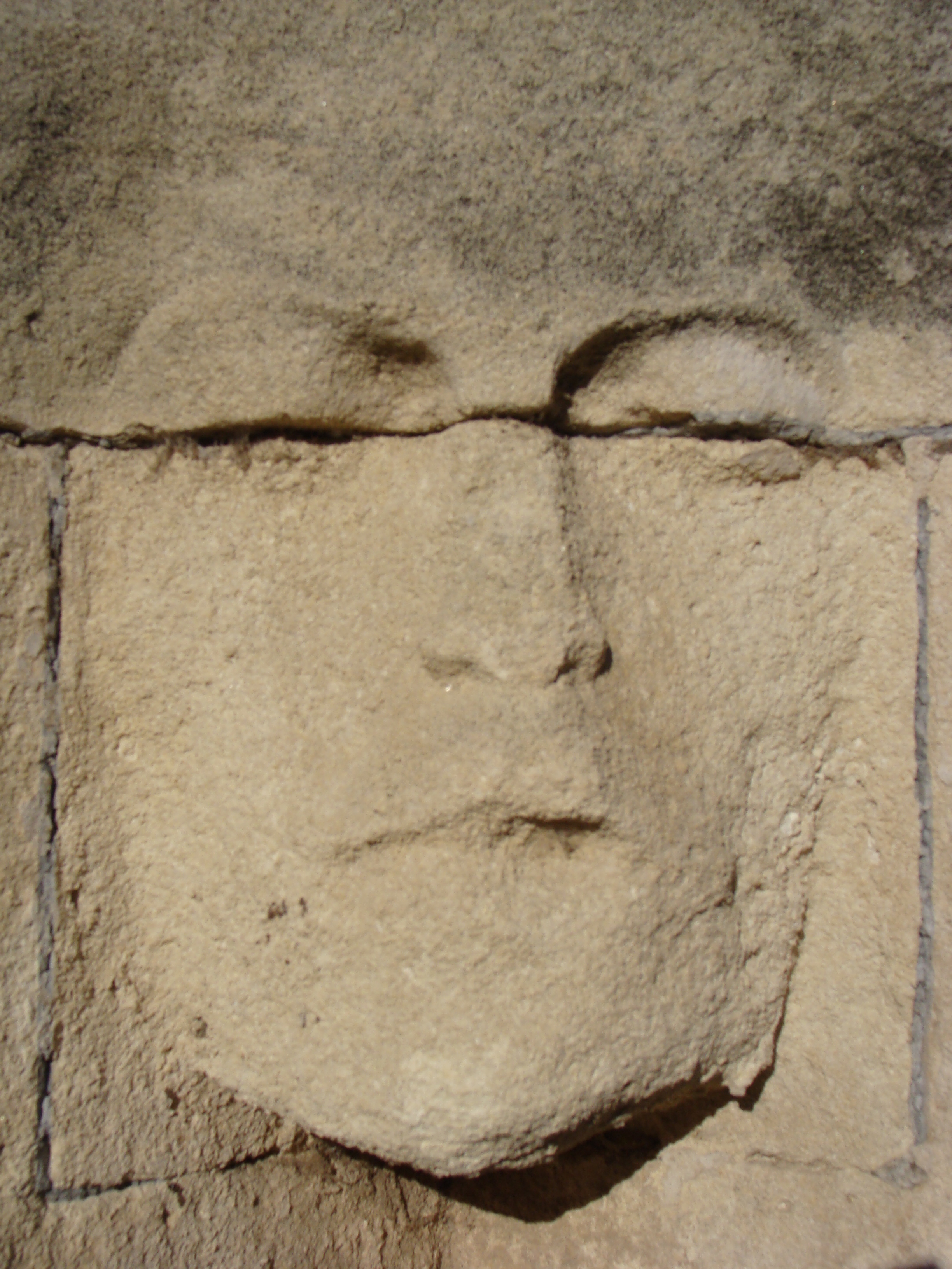Tête sculptée par Dardé, située dans un pilier à l&#039;extérieur du monument aux morts de Lodève