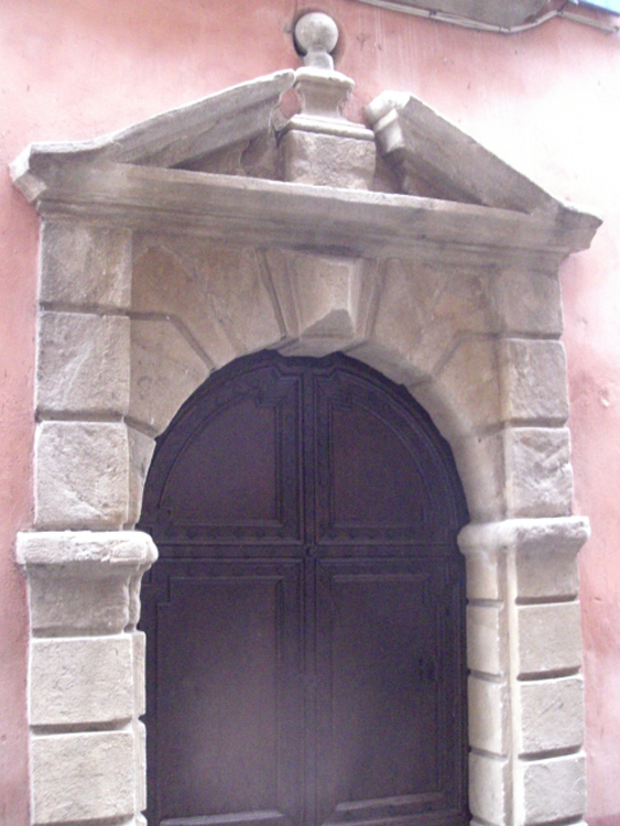 Porte ancienne à encadrement en pierres de taille