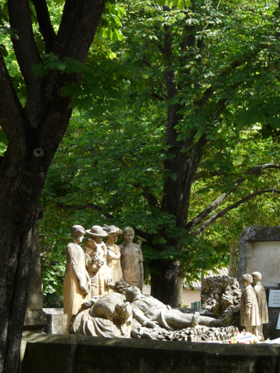 Le Monument aux Morts de Paul Dardé, à Lodève, constitue une synthèse de sculpture et d’architecture monumentale intégrée dans le paysage.