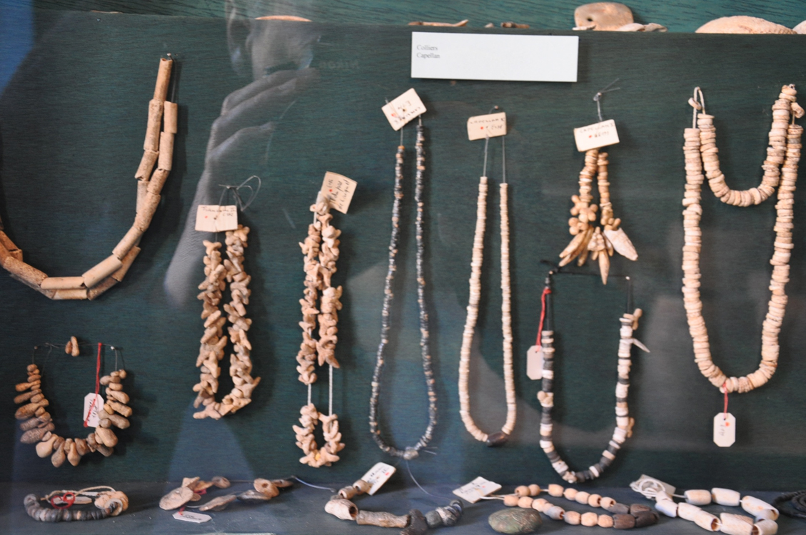 Musée de Lodève : Mobilier Grézac, bracelets fibules, perles