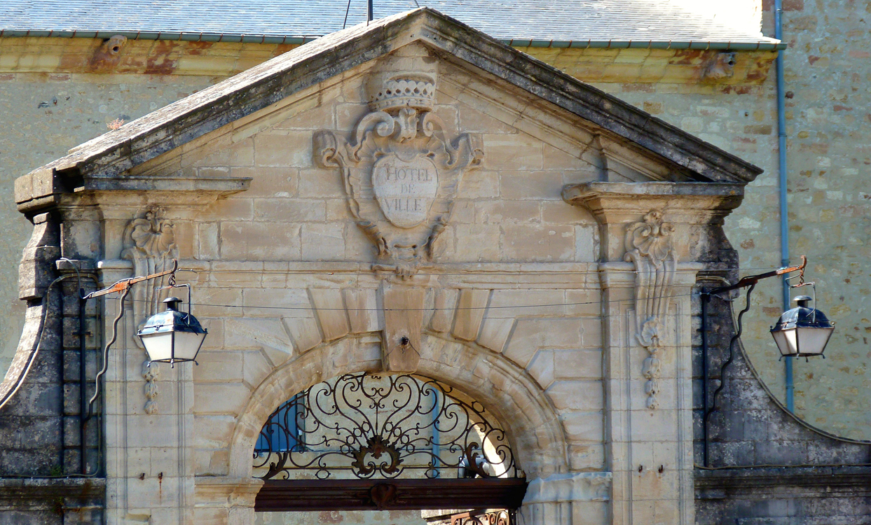 Ancien Palais Episcopal - Détail du Portail extérieur