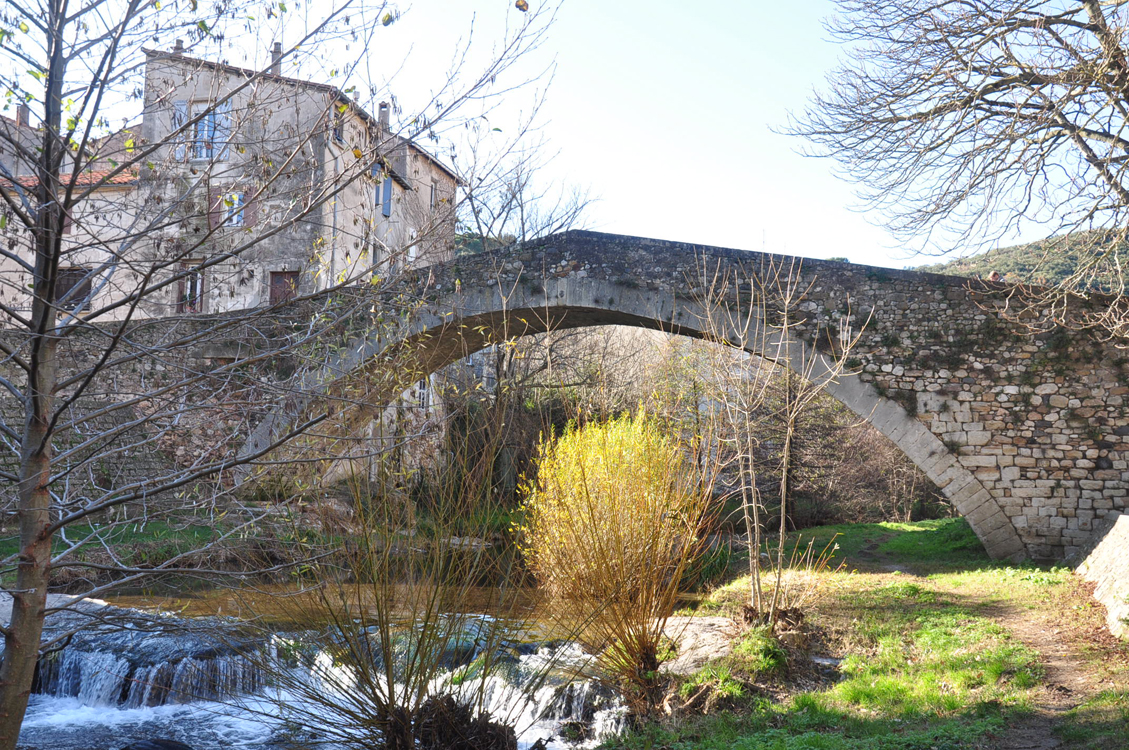 De facture romane, le pont de Montifort datant du XIVe siècle était emprunté par les pèlerins de Saint-Jacques de Compostelle allant vers Toulouse