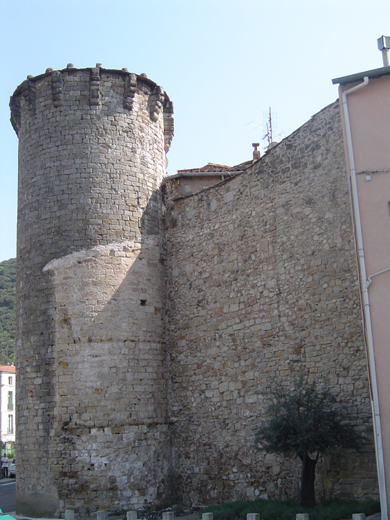 Tour de Montalangue - L’enceinte de la ville qui se composait de 5 tours, de 7 portes et dessinait avec ses remparts “la forme d’un violon” selon l’évêque Plantavit de la Pause